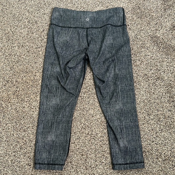 Lululemon crop gray leggings size 6 workout - Picture 6 of 9